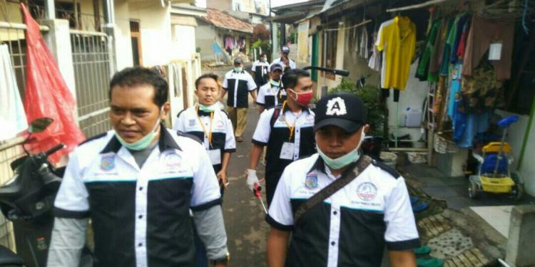 Cegah Penyebaran Virus Corona (Covid 19) Ikatan Pemuda Kreatif (IPK) Cempaka Putih Ciputat Timur Tangsel Lakukan Penyemprotan Desinfektan