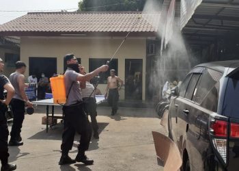 Cegah Virus Corona (Covid-19) Polsek Batu Ceper Gelar Penyemprotan Cairan Disinfektan Untuk Di Kantor Mapolsek Batu Ceper
