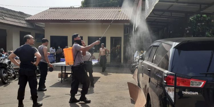 Cegah Virus Corona (Covid-19) Polsek Batu Ceper Gelar Penyemprotan Cairan Disinfektan Untuk Di Kantor Mapolsek Batu Ceper