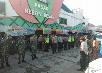Cegah Covid 19 Tiga Pilar Kecamatan Batu Ceper Melaksanakan Kegiatan Penyemprotan Disinfektan Di Central Ekonomi Pasar Kebon Besar