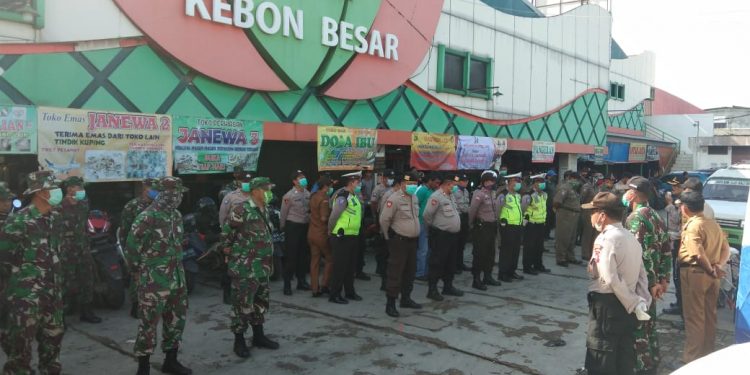 Cegah Covid 19 Tiga Pilar Kecamatan Batu Ceper Melaksanakan Kegiatan Penyemprotan Disinfektan Di Central Ekonomi Pasar Kebon Besar