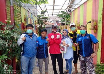 Cegah Penyebaran Virus Covid 19, Karang Taruna Kelurahan Benda Kota Tangerang Semprotkan Cairan Desinfektan Ke Setiap Rumah Warga