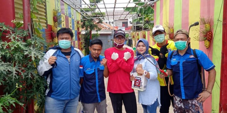 Cegah Penyebaran Virus Covid 19, Karang Taruna Kelurahan Benda Kota Tangerang Semprotkan Cairan Desinfektan Ke Setiap Rumah Warga