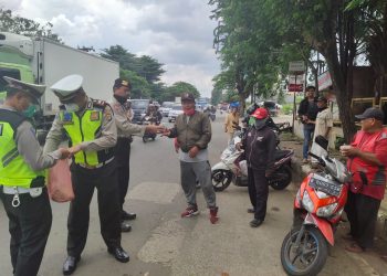 Keperdulian Kapolsek Batu Ceper KOMPOL Wahyudi.SH Berikan Makanan Ke Warga Kecamatan Batu Ceper Yang Sedang Beraktifitas