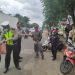 Keperdulian Kapolsek Batu Ceper KOMPOL Wahyudi.SH Berikan Makanan Ke Warga Kecamatan Batu Ceper Yang Sedang Beraktifitas