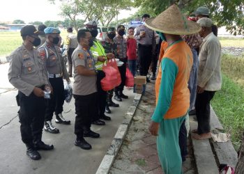 Polsek Pakuhaji Berikan Himbauan Cegah Covid 19 Serta Berikan Masker Dan Nasi Bungkus Untuk Warga