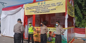 Cegah Corona dan Cegah Guantibmas jelang bulan ramadhan Personil Polres Metro Tangerang Dan Polsek Batu Ceper Melaksanakan Piket Tugas Jaga Di Pengamanan Pos Pengamanan Ops ‘’ Ketupat Jaya – 2020 ‘’