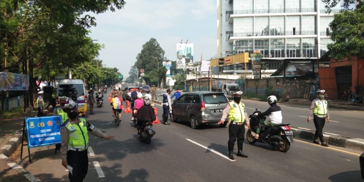 Pemeriksaan Check Point Pembatasan Sosial Berskala Besar (PSBB) Pengguna jalan di JL. Daan Mogot Km.19 Batu Ceper Kota Tangerang, Untuk Memutus Mata Rantai Penyebaran Virus Corona