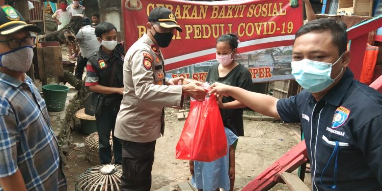 Sumbangsih POLRI terwujud, Polsek Batu Ceper berikan bantuan berupa sembako gratis untuk warga masyarakat yang sedang mengalami kekhawatiran akan musibah besar yaitu wabah virus corona convid-19