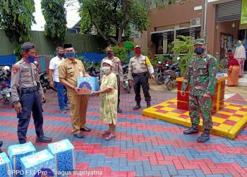 BAINTELKAM MABES POLRI Bagi-Bagi Paket Sembako Kepada Warga Masyarakat Yang Kurang Mampu dengan Adanya Musibah Virus Corona