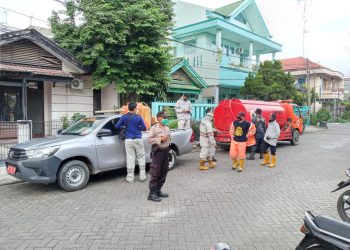 Kapospol Sub Sektor Budi Indah IPTU SUHARTO. S.Sos menyaksikan dan membantu kegiatan penyemprotan cairan kimia disinfektan oleh petugas BPBD kota Tangerang untuk mencegah penyebaran Pandemi Virus Corona (Covid-19)