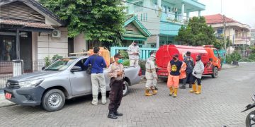 Kapospol Sub Sektor Budi Indah IPTU SUHARTO. S.Sos menyaksikan dan membantu kegiatan penyemprotan cairan kimia disinfektan oleh petugas BPBD kota Tangerang untuk mencegah penyebaran Pandemi Virus Corona (Covid-19)