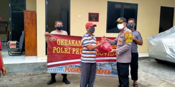 Pembagian Sembako secara gratis dari Polsek Batuceper untuk warga yang dirumahkan/PHK oleh  Perusahaan yang berdampak oleh covid-19