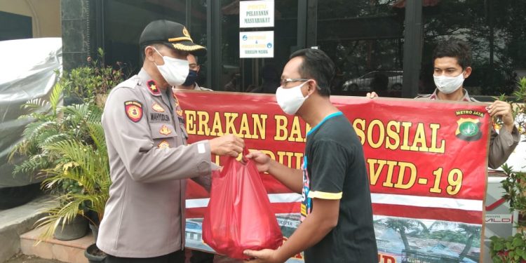 Kapolsek Batu Ceper KOMPOL Wahyudi.SH berikan sembako kepada warga yang terdampak wabah virus Corona/ Covid 19