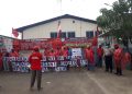 Hari Buruh Sedunia Bhabinkamtibmas AIPTU Suharno Menyaksikan Aksi serikat Buruh dan Berikan Himbauan Kamtibmas di saat Peringatan Hari Buruh Sedunia di PT. Sutra Indah Utama