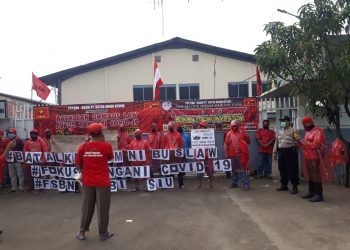 Hari Buruh Sedunia Bhabinkamtibmas AIPTU Suharno Menyaksikan Aksi serikat Buruh dan Berikan Himbauan Kamtibmas di saat Peringatan Hari Buruh Sedunia di PT. Sutra Indah Utama
