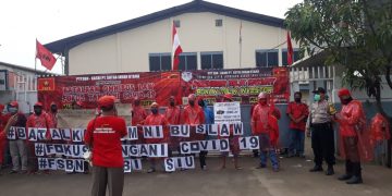 Hari Buruh Sedunia Bhabinkamtibmas AIPTU Suharno Menyaksikan Aksi serikat Buruh dan Berikan Himbauan Kamtibmas di saat Peringatan Hari Buruh Sedunia di PT. Sutra Indah Utama